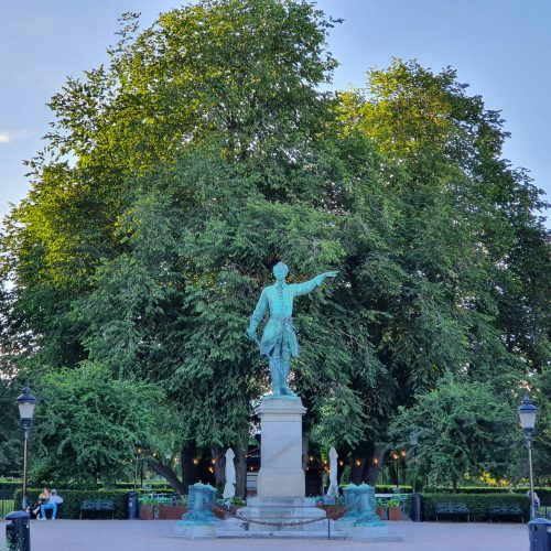 Ulmus, alm, Kungsträdgården, Stockholm, staty